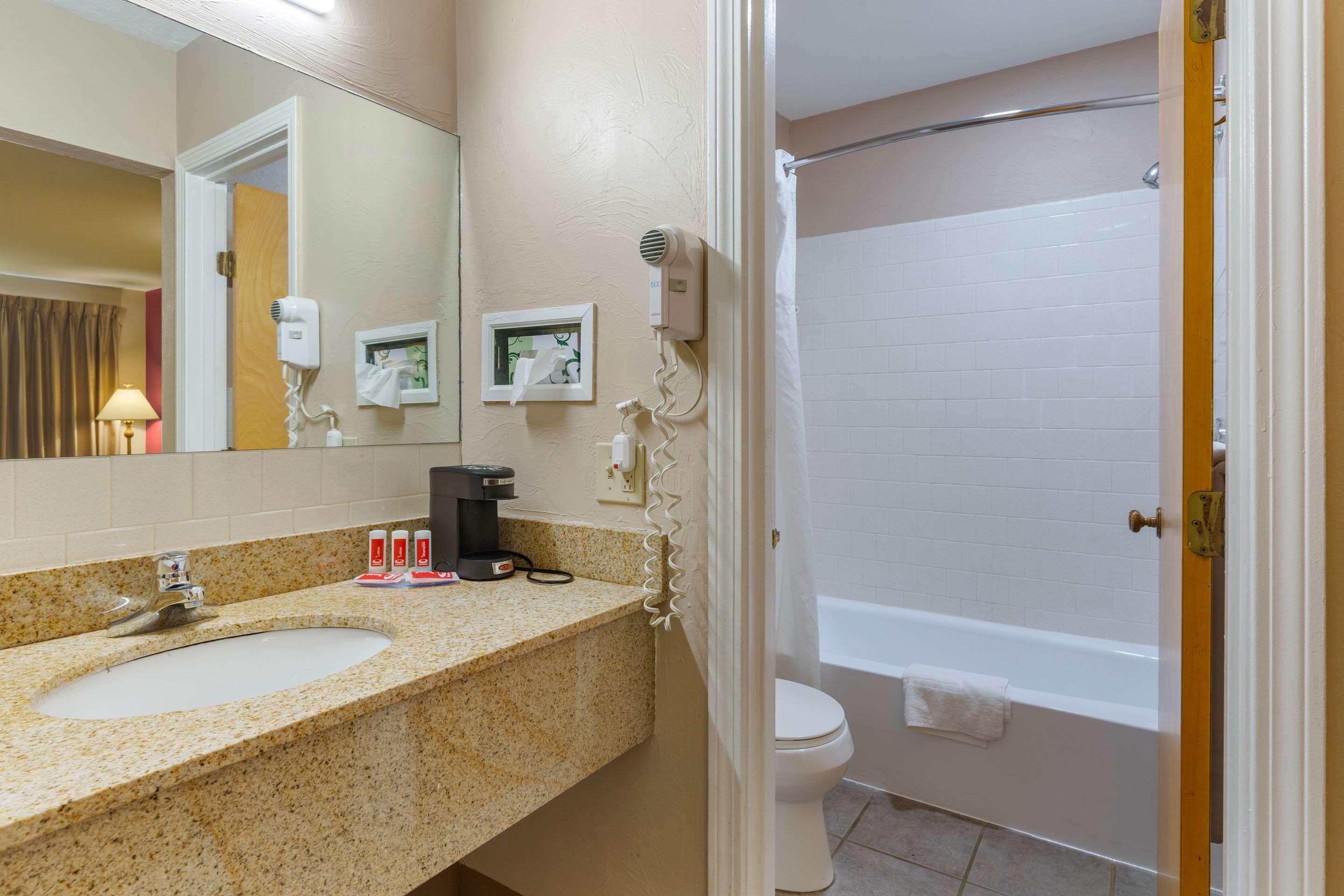 Econo Lodge Sturbridge Route 20 Екстериор снимка